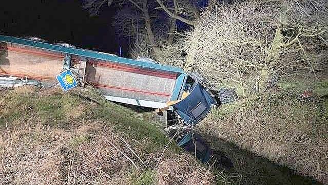 Der Sattelzug geriet in einen Graben. Foto: Polizei