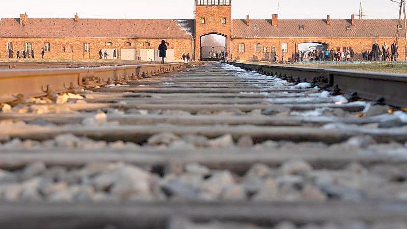 Blick auf das Eingangsportal (Innenseite) im ehemaligen deutschen Konzentrations- und Vernichtungslager Auschwitz. Foto: Robert Michael/dpa-Zentralbild/dpa