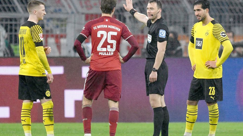 Beim Spiel zwischen Borussia Dortmund und Bayern München geriet Felix Zwayer Anfang Dezember in die Kritik. Foto: DPA