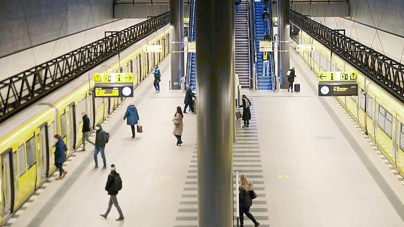 Im Nahverkehr haben Berliner Verkehrsbetriebe (BVG) das Angebot eingeschränkt. Foto: Annette Riedl/dpa