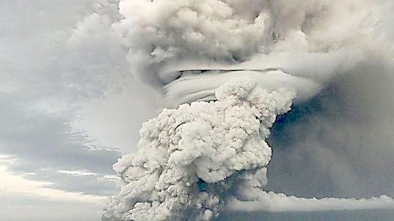 Über dem Vulkan Hunga Ha'apai steigt eine große Asche-, Dampf- und Gaswolke bis in eine Höhe von 18 bis 20 Kilometer über dem Meeresspiegel auf. Foto: Tonga Geological Services/ZUMA/dpa
