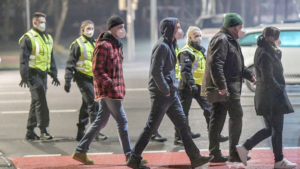 Das Foto zeigt Auricher „Spaziergänger“ und Polizeibeamte am 10. Januar. Foto: Archiv/Ortgies