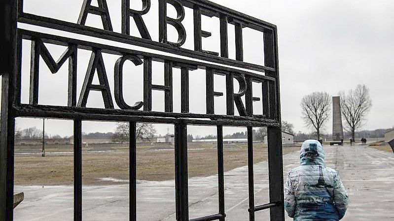 Das Eingangstor des ehemaligen Konzentrationslagers in der Gedenkstätte Sachsenhausen. Foto: Paul Zinken/dpa
