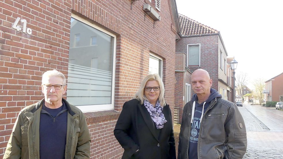 Wouter de Bruin, Insa Groen und Johann Voorma stehen vor dem nächsten Projekt. Die Häuser 41c bis 49 in der Westerstraße sollen einem Neubau weichen. Foto: Gettkowski