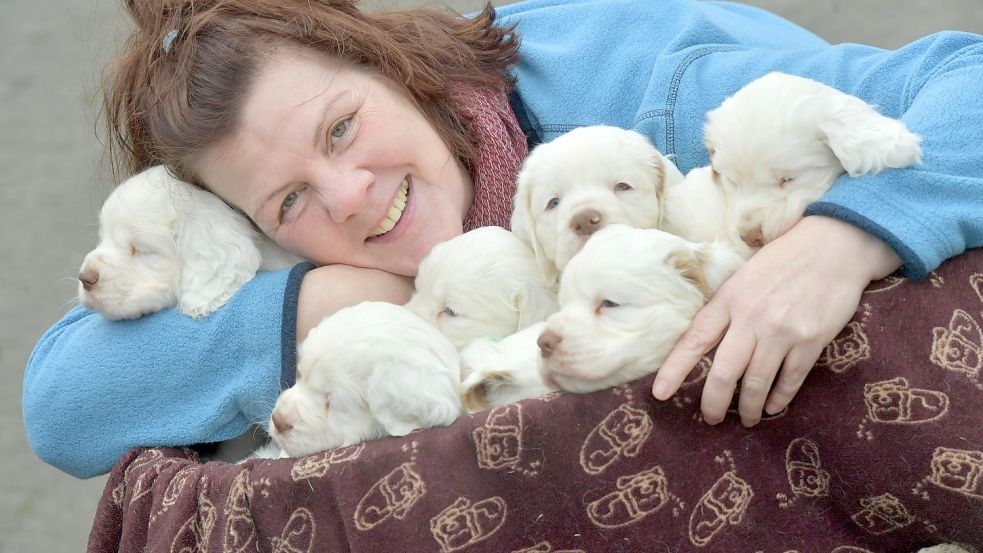 Bärbel Föllmer, hier mit einigen der neuen Welpen ihrer Hündin Hazel, betreibt in Landschaftspolder in der Gemeinde Bunde eine gewerbliche Hundezucht. Foto: Ortgies
