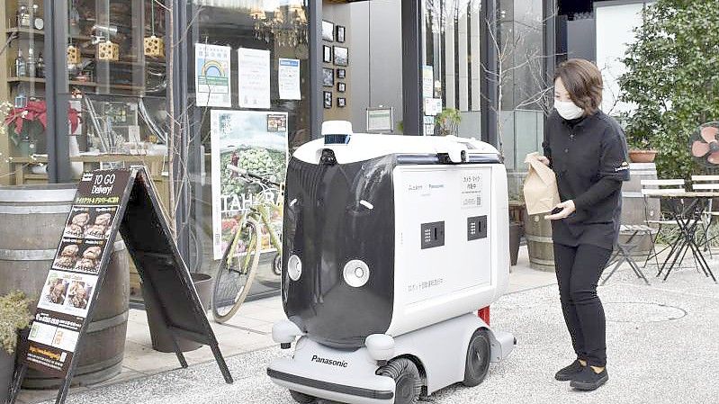 In Tokio wird der Einsatz von Robotern zum Beispiel in der Gastronomie getestet. Foto: -/kyodo/dpa