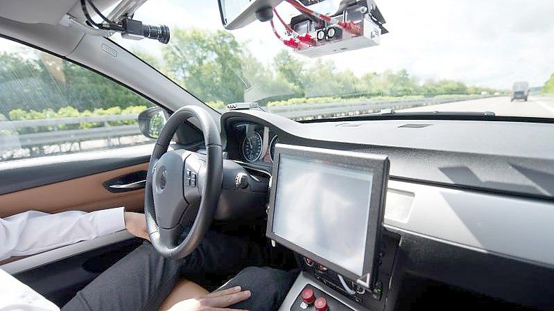 VW-Chef Herbert Diess sieht autonomes Fahren als die Zukunft der Mobilität an. Foto: Daniel Naupold/dpa