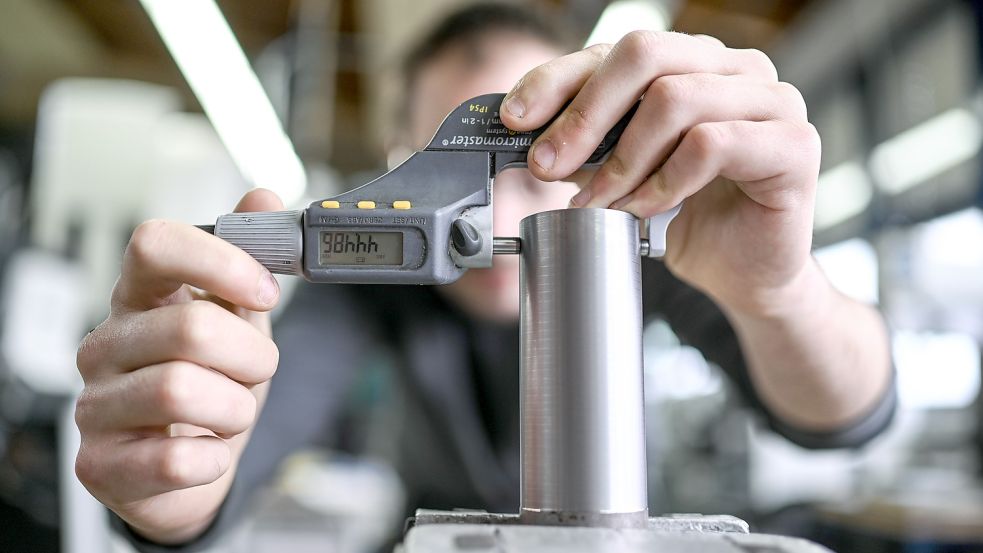 Bei einem Praktikum lernen die Jugendlichen, was in ihnen steckt. Oft finden sie so ihren Ausbildungsbetrieb oder zukünftigen Arbeitgeber. Foto: Kästle/DPA