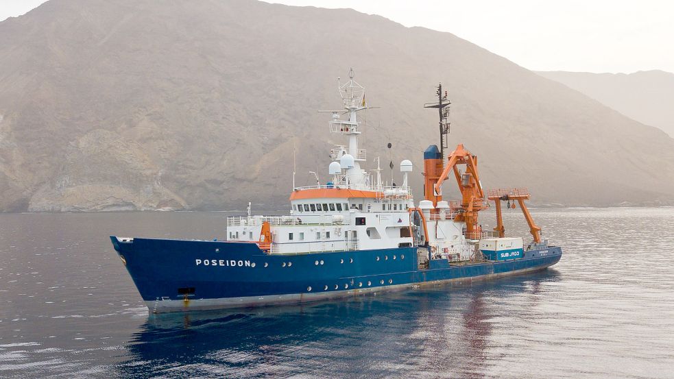 Wird ersetzt: Das Forschungsschiff „Poseidon“ vom Geomar ist vor der Insel Pico do Fogo zu sehen. Foto: Klimmeck/Geomar/dpa/Archivbild