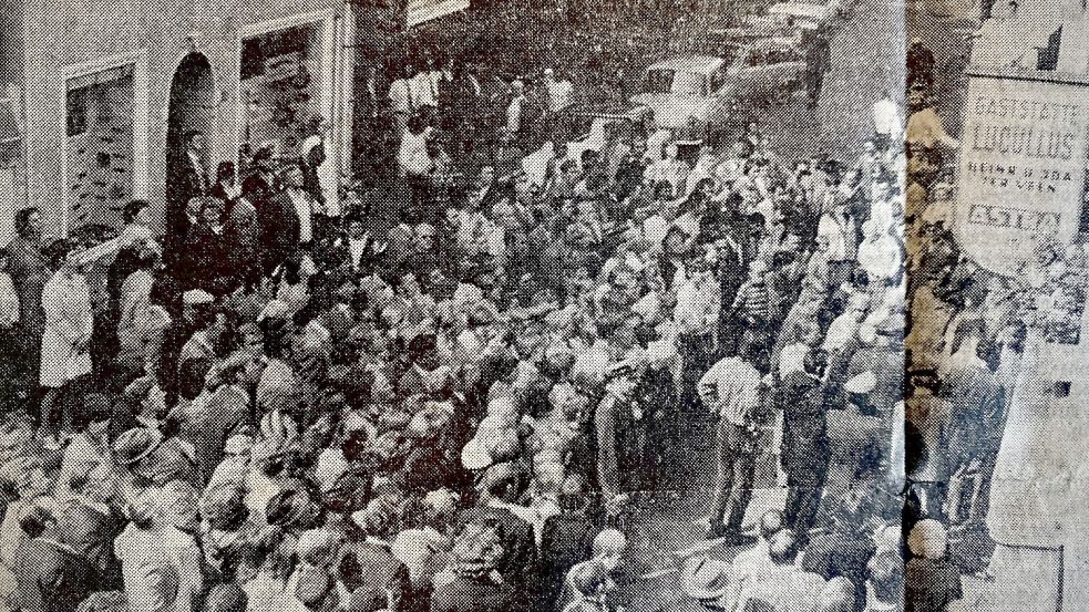 Hunderte Menschen drängten sich beim Ortstermin des Gerichts am Tatort in der Brunnenstraße in Leer und wollten die Angeklagten sehen. Fotos: Archiv