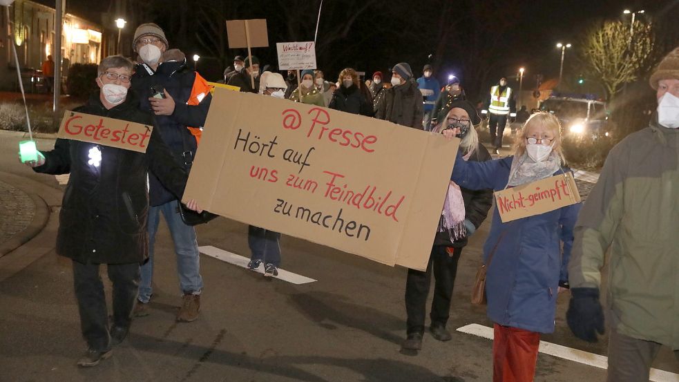 Die „Maßnahmenkritiker“, hier am Montagabend in Norden, fühlen sich in „der Presse“ falsch dargestellt. Dass sich die jetzigen „Spaziergänge“ und Demonstrationen auf die gleichen fadenscheinigen Quellen stützen wie seit Beginn der Pandemie, wird entweder verschwiegen, ignoriert oder als „Wahrheit“ verkauft. Foto: Hock