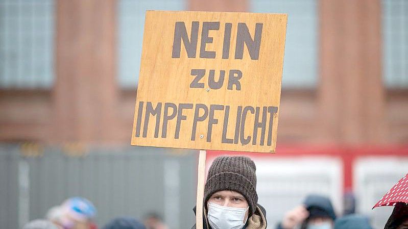 Beim Thema Impfpflicht gehen die Meinungen innerhalb der Bevölkerung auseinander. Foto: Daniel Reinhardt/dpa