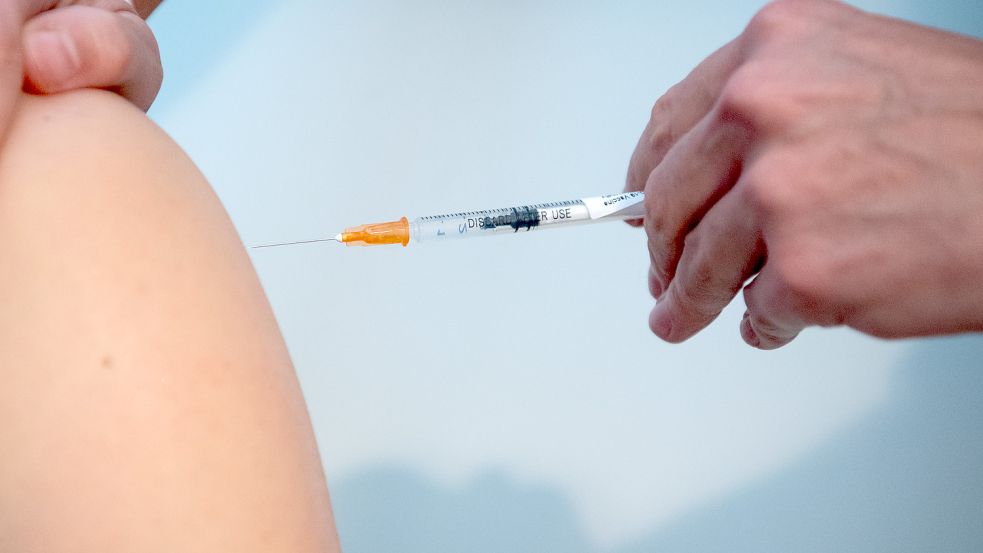 Eine Impfung gegen das Corona-Virus kostet nichts – eine unterlassene Impfung könnte Beschäftigte aus Medizin und Pflege jedoch nach dem 15 März bis zu 2500 Euro Bußgeld kosten. Foto: Hoppe/dpa