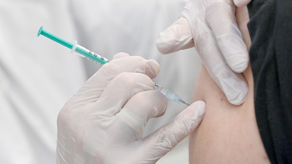 Die Vorbereitung der einrichtungsbezogenen Impfpflicht in Medizin und Pflege läuft alles andere als spritzig. Foto: Pleul/dpa