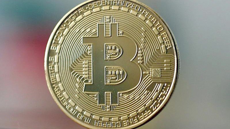 Nach El Salvadors Bitcoin-Gesetz muss jeder Händler, der technisch dazu in der Lage ist, die Kryptowährung annehmen. Foto: Ina Fassbender/dpa