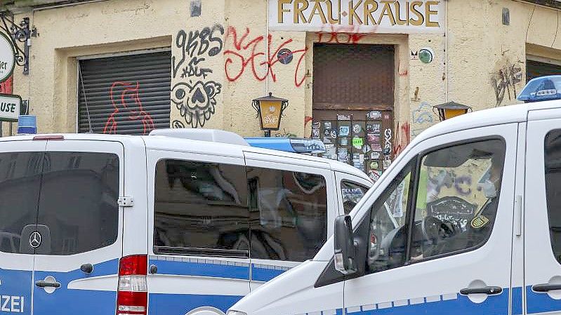 Polizeifahrzeuge und Beamte während der Durchsuchungen im Leipziger Stadtteil Connewitz. Foto: Jan Woitas/dpa