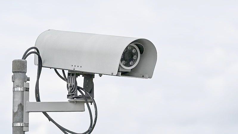 Eine Überwachungskamera: Immer mehr Unternehmen in Deutschland arbeiten mit vernetzten Systemen. Foto: Patrick Pleul/dpa-Zentralbild/dpa