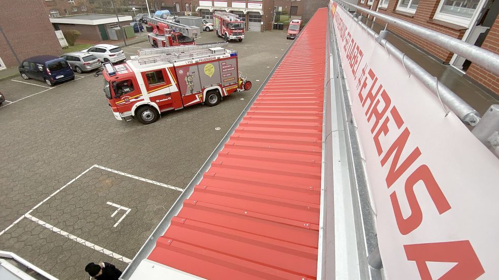 Einsatzfahrzeuge stehen vor dem Gebäude der Freiwilligen Feuerwehr Norderney. Mit einer Werbekampagne hat die Inselfeuerwehr um neue Mitglieder geworben. Foto: Bartels/dpa