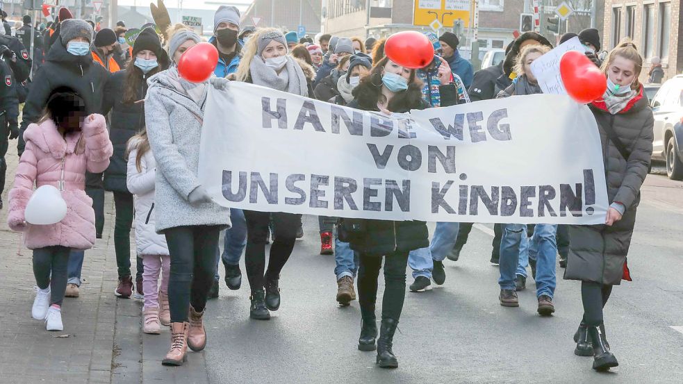 Vordergründig sollte es bei der Demo am 11. Dezember in Emden um das Wohl der Kinder und um den Zugang zur Bildung gehen. Viele erwachsene Teilnehmer nahmen ihre Kinder mit (Unkenntlichmachung von uns). Foto: Hock