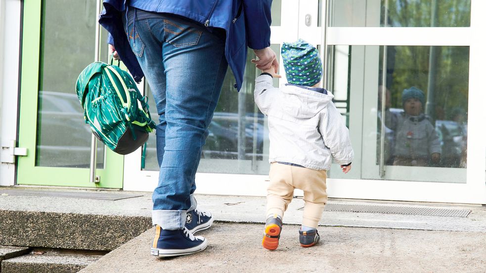 Die Tür zum Kindergarten bleibt in Moormerland nur bedingt geöffnet – wegen eines hohen Krankenstandes gibt es in mehreren Einrichtungen nur eine Notbetreuung. Foto: Annette Riedl/dpa