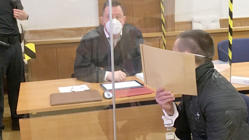 Am Landgericht hat der Totschlagprozess gegen einen 24-Jährigen (vorne) begonnen. Foto: Höffmann