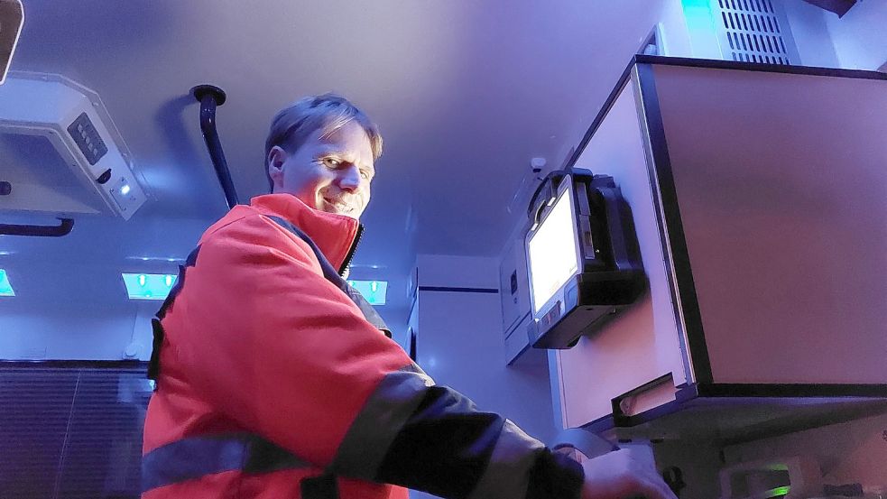 Notfallsanitäter Djürko Rodiek kontrolliert die Technik im Rettungswagen.