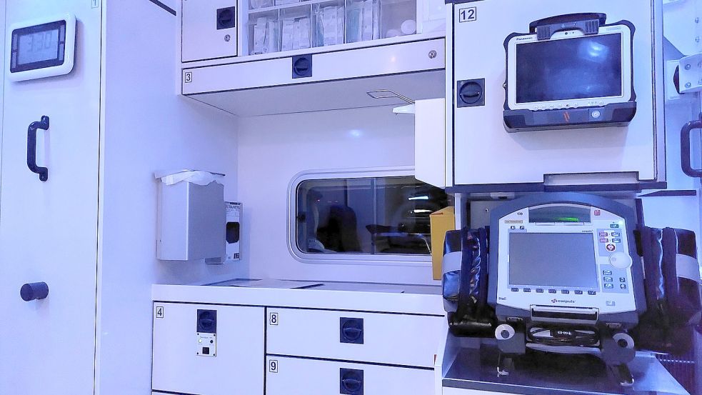 Im Innern des Rettungswagens stehen unter anderem technische Geräte, Medikamente, Zugangs- und Verbandsmaterial bereit.