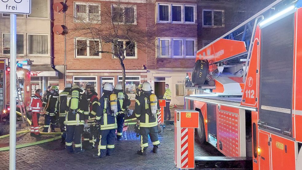 In der Großen Straße brannte eine Wohnung aus. Vier Personen wurden leicht verletzt, ein Mann musste mit Gesichtsverletzungen nach Oldenburg gebracht werden.