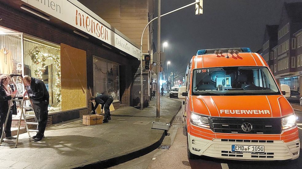 Auch Feuerwehrkräfte waren gegen 5 Uhr nachts noch unterwegs: Bei einem Geschäft in der Neutorstraße hatten Unbekannte eine Scheibe eingeschlagen.