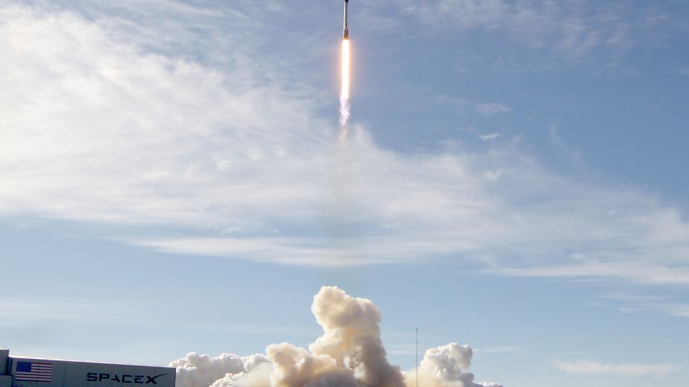 2020 schoss SpaceX eine weitere Falcon-9-Rakete ins All. Ein älteres Bauteil könnte demnächst auf den Mond treffen. Foto: dpa/ZUMA Wire/Gene Blevins