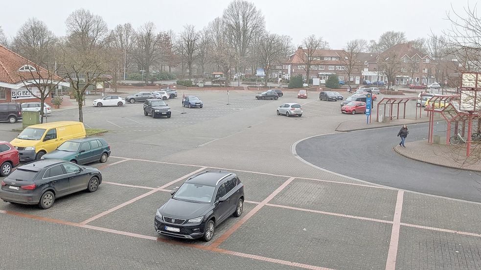 Der Marktplatz ist zugepflastert, dient hauptsächlich als Parkplatz. Dass Wiesmoor eine Blumenstadt ist, ist nicht zu erkennen – noch nicht. Foto: Homes