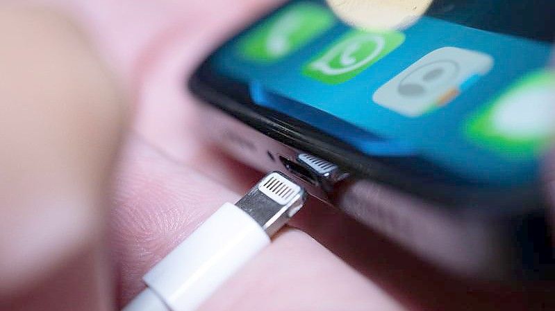 Ein Lightning-Ladestecker wird in ein Apple iPhone gesteckt. Nach dem Willen der EU-Länder soll es schon bald einheitliche Ladegeräte für Handys und andere Elektrogeräte geben. Foto: Mohssen Assanimoghaddam/dpa