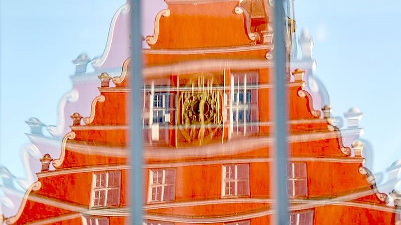 Das Greifswalder Rathaus (Symbolbild). Der Landkreis Vorpommern-Greifswald erklärt, man habe nie angekündigt, die berufsbezogene Impfpflicht „nicht umsetzen zu wollen“. Foto: Stefan Sauer/dpa/ZB