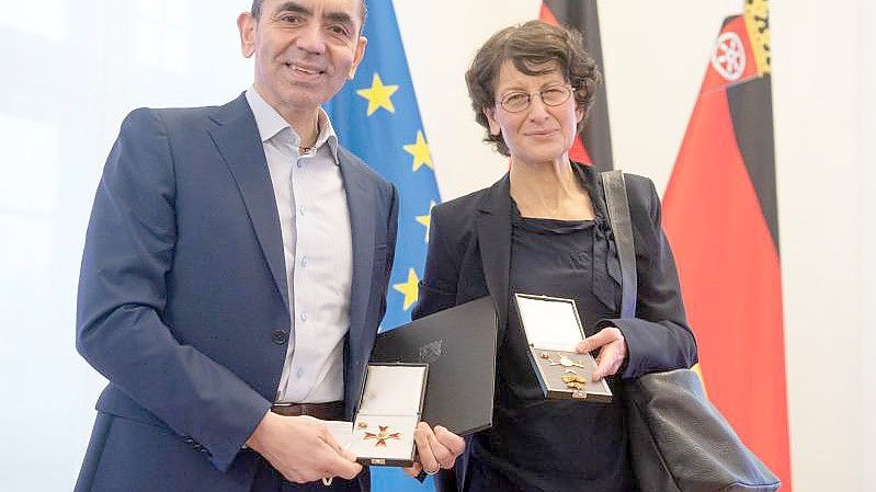 Biontech-Gründer Türeci (54) und Şahin (56) haben neben dem Landesverdienstorden bereits mehrere renommierte Auszeichnungen erhalten. Foto: Boris Roessler/dpa