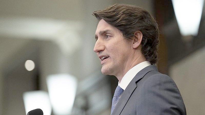 Der kanadische Premierminister Justin Trudeau spricht nach einer Kabinettsklausur. Foto: Adrian Wyld/The Canadian Press via AP/dpa