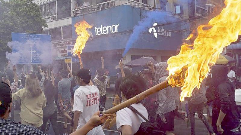 Das Archivbild zeigt Demonstrierende in Yangon im vergangenen Juni. Der Widerstand gegen die Junta in Myanmar reißt nicht ab. Foto: --/AP/dpa