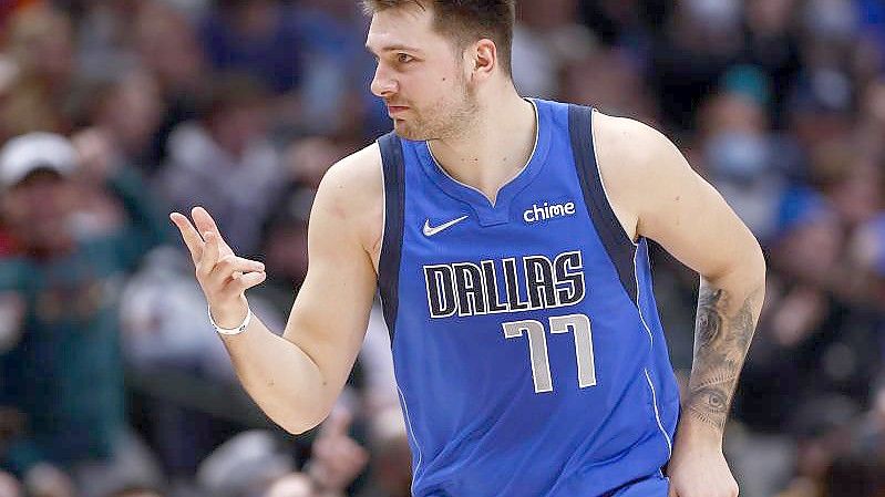 Der slowenische Basketballstar Luka Doncic von den Dallas Mavericks jubelt über einen erfolgreichen Dreipunktewurf. Foto: Brandon Wade/AP/dpa