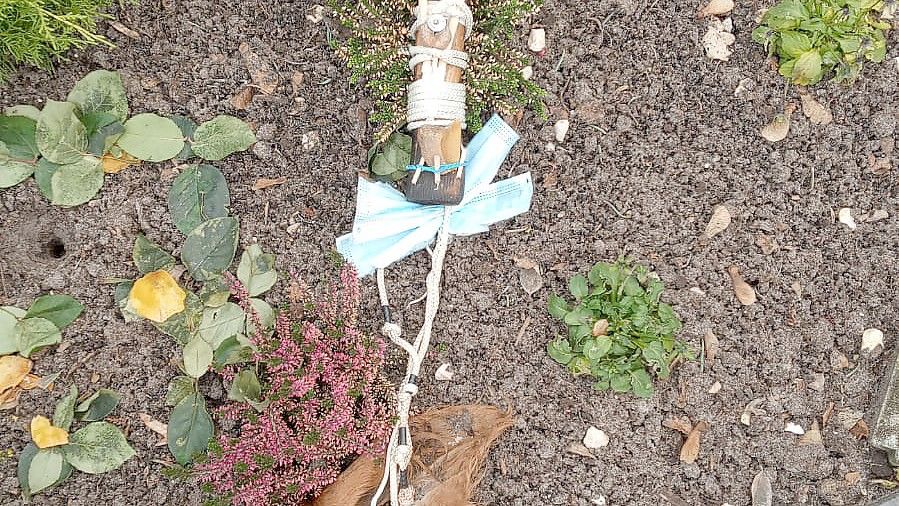 Ein Kreuz aus Axt und Federn: Ein Mann soll in Moormerland dieses Gebinde auf dem Grab einer jungen Frau abgelegt haben. Foto: privat