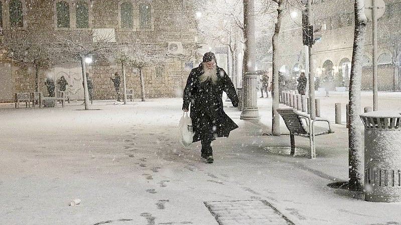 Schneefall in Jerusalem. Foto: Maya Alleruzzo/AP/dpa