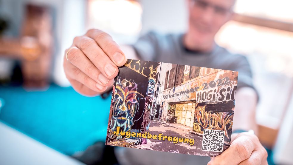 Rund 1500 Postkarten wurden an Wiesmoorer Kinder und Jugendliche verteilt, um auf die Jugendumfrage aufmerksam zu machen. Michael Hofer (Hintergrund) koordiniert die Aktion. Foto: Archiv/Cordsen