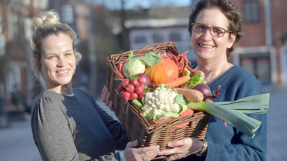 Anna Tapken (links) und Karin Hruska-Quest kennen sich mit klimafreundlichem Kochen aus. Foto::Ortgies