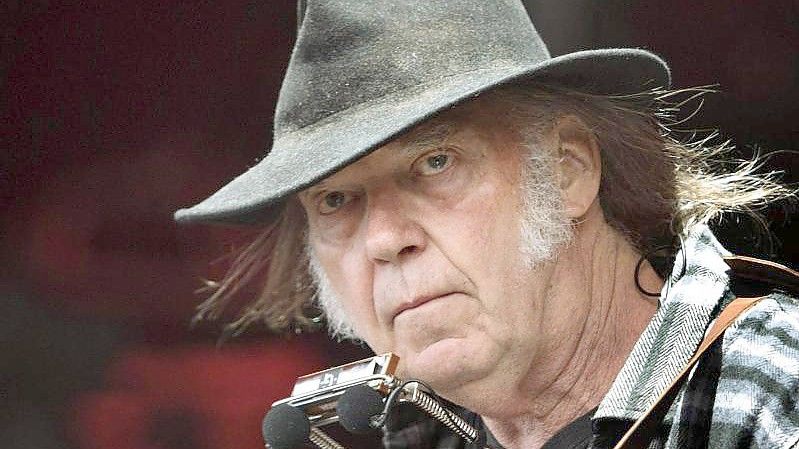 Weil sie Falschinformationen über Corona-Impfstoffe verbreitet haben soll, hat der kanadische Rockstar Neil Young die Audio-Plattform Spotify scharf kritisiert. Foto: Nils Meilvang/SCANPIX DENMARK/dpa