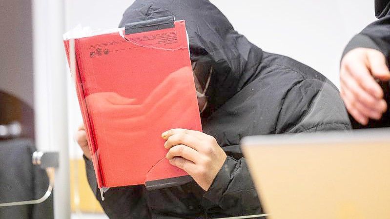 Der Angeklagte im Prozess um den Unfalltod zweier Musiker in Gütersloh. Foto: Guido Kirchner/dpa