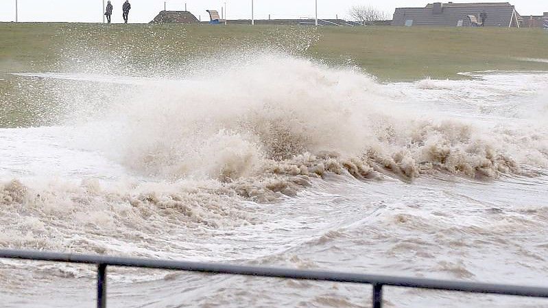 An der Nordseeküste könnte es zu einer Sturmflut kommen (Archivbild). Foto: Bodo Marks/dpa