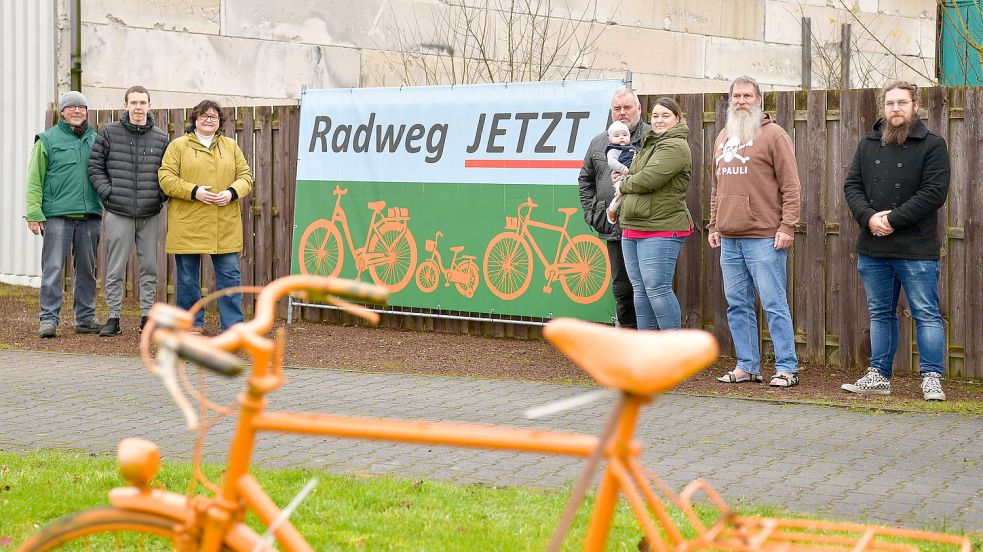 Kürzlich stellte eine Gruppe von Anwohnern rund 60 orangefarbene Fahrräder und Schilder entlang der Landesstraße 4 auf. Damit will sie ihre Forderung nach einem neuen durchgehenden Radweg unterstreichen, der die Gemeinde Krummhörn, die Samtgemeinde Brookmerland und die Stadt Norden verbinden soll. Foto: Wagenaar