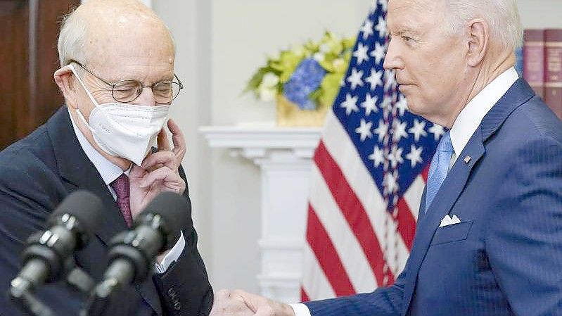 US-Präsident Joe Biden und Stephen Breyer (l), der sich vom Supreme Court zurückziehen wird. Foto: Andrew Harnik/AP/dpa