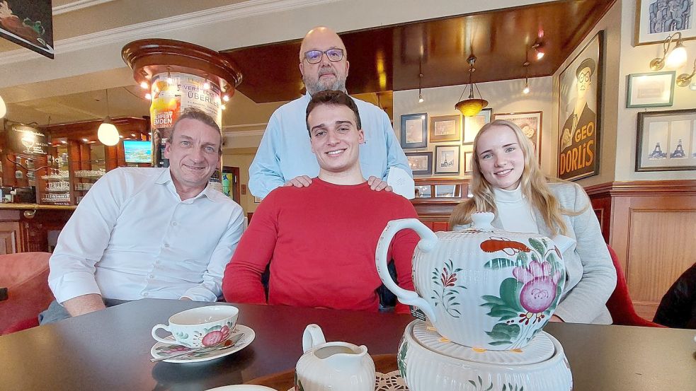 Claudio Simon (Mitte oben) ist mit seinem Sohn Daniel (Mitte) zu Besuch in Emden, um als Zeitzeuge vor Schülerinnen und Schülern zu sprechen. Kai Gembler als Lehrer und Mia Bredebusch als Schülerin nahmen am Pressegespräch teil. Foto: Hanssen