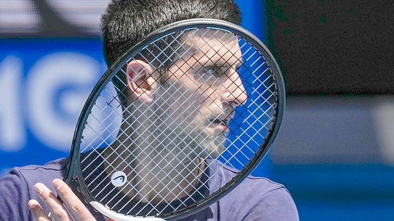 Die serbische Nummer eins der Welt geht beim ATP-Turnier in Dubai an den Start. Foto: Mark Baker/AP/dpa