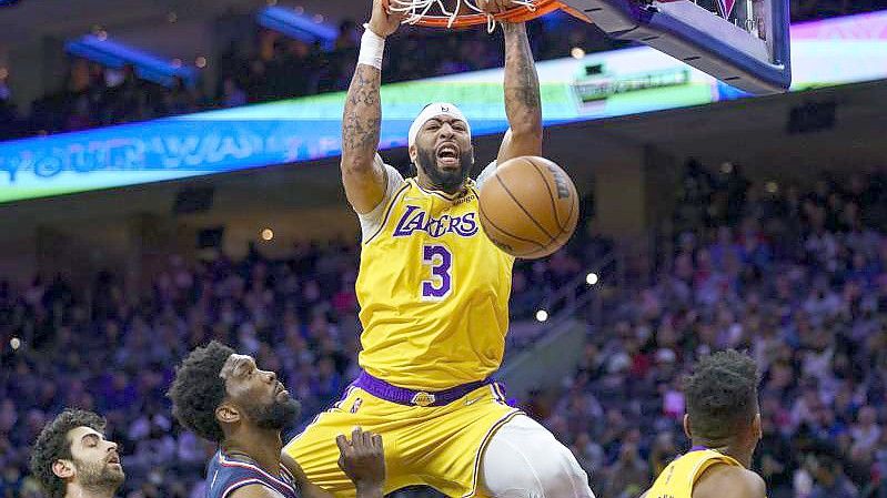 In der Abwesenheit von LeBron James überragte Anthony Davis mit 31 Punkten und zwölf Rebounds gegen die 76ers. Foto: Chris Szagola/FR170982 AP/dpa