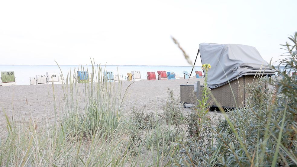 An einigen Stränden der Nord- und Ostsee gibt es bereits Schlafstrandkörbe. Symbolfoto: Liv.be